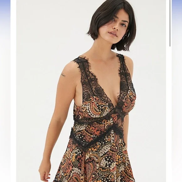 Tiffany Lace Minidress from Urban Outfitters, Large, in Excellent Condition - Picture 3 of 4